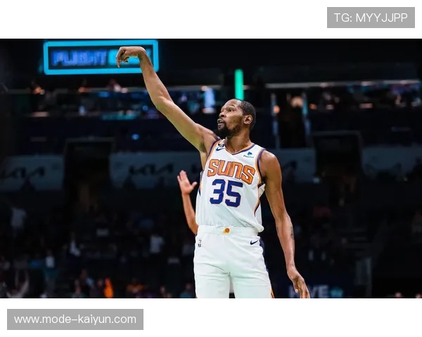 NBA过去十年仅两支球队核心年轻时实现常规赛连冠成就揭秘